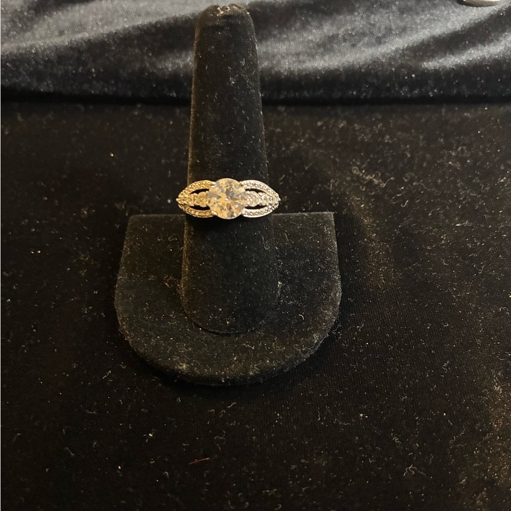 Elegant Silver tone Ring with Clear Gemstone size 8 1/2